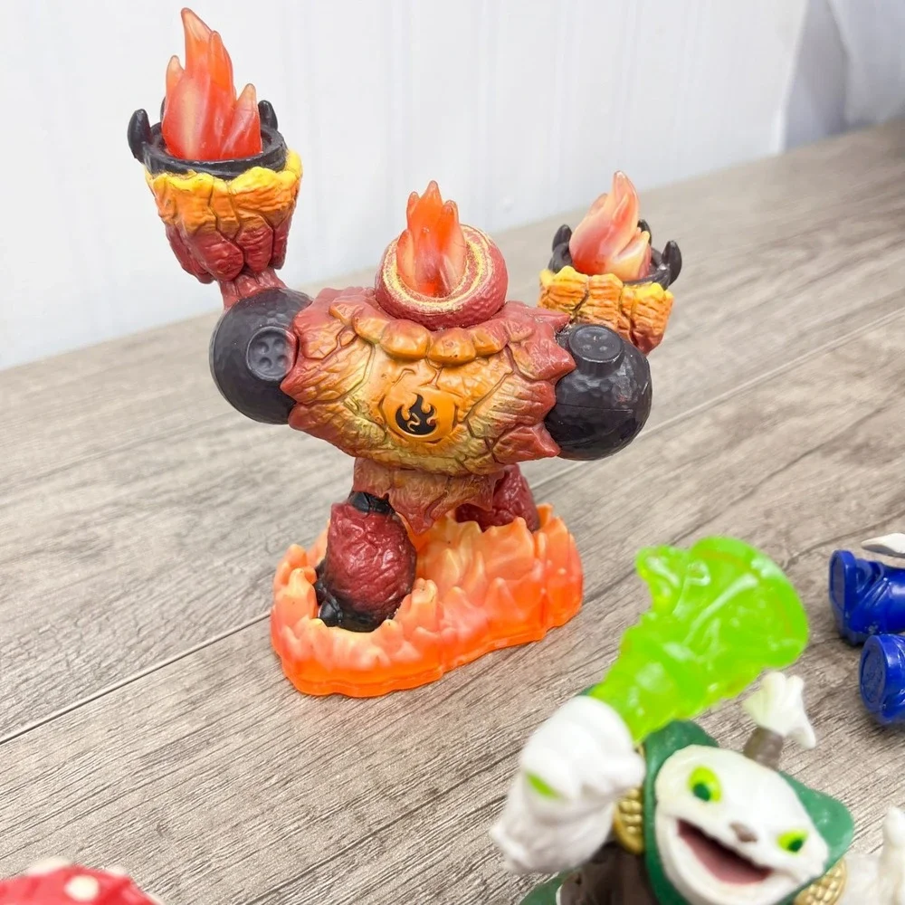 Skylander Lot of 10 Figures +2 Kids meal figures - Some broken, Read description
